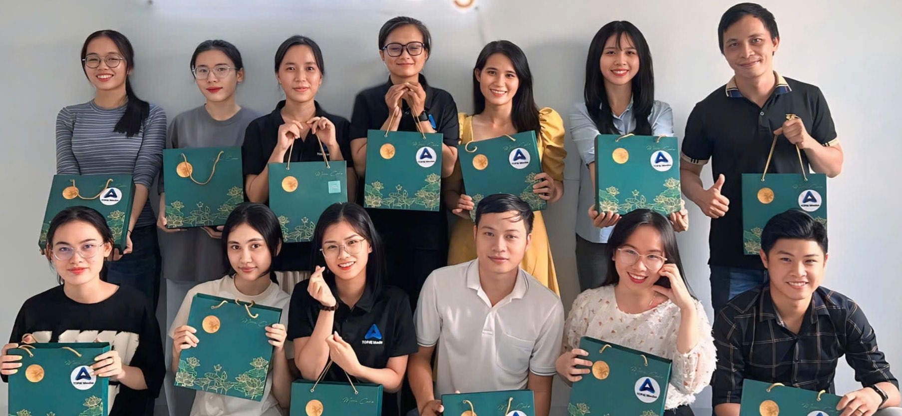 Ảnh banner nhân sự công ty topaz media tuyển dụng